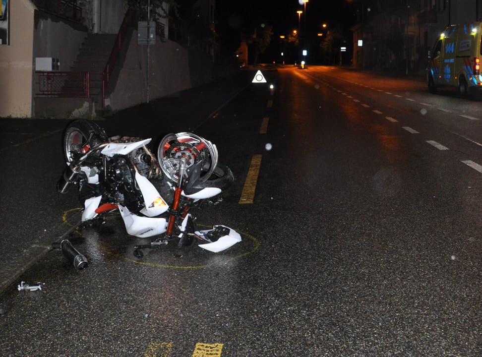 Olten, 9. August: Nach einem Überholmanöver hat ein Motorradfahrer in Olten die Kontrolle über sein Fahrzeug verloren und ist gestürzt. Eine Ambulanz brachte den Verletzten ins Spital.