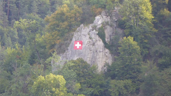 Abgehängt und wieder aufgehängt und jetzt legal: Schweizerfahne an der Weissen Fluh. Bild: Roger Lange
