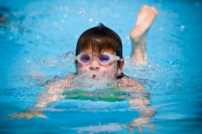 Die Kinder sollen Schwimmunterricht erhalten. (Symbolbild)