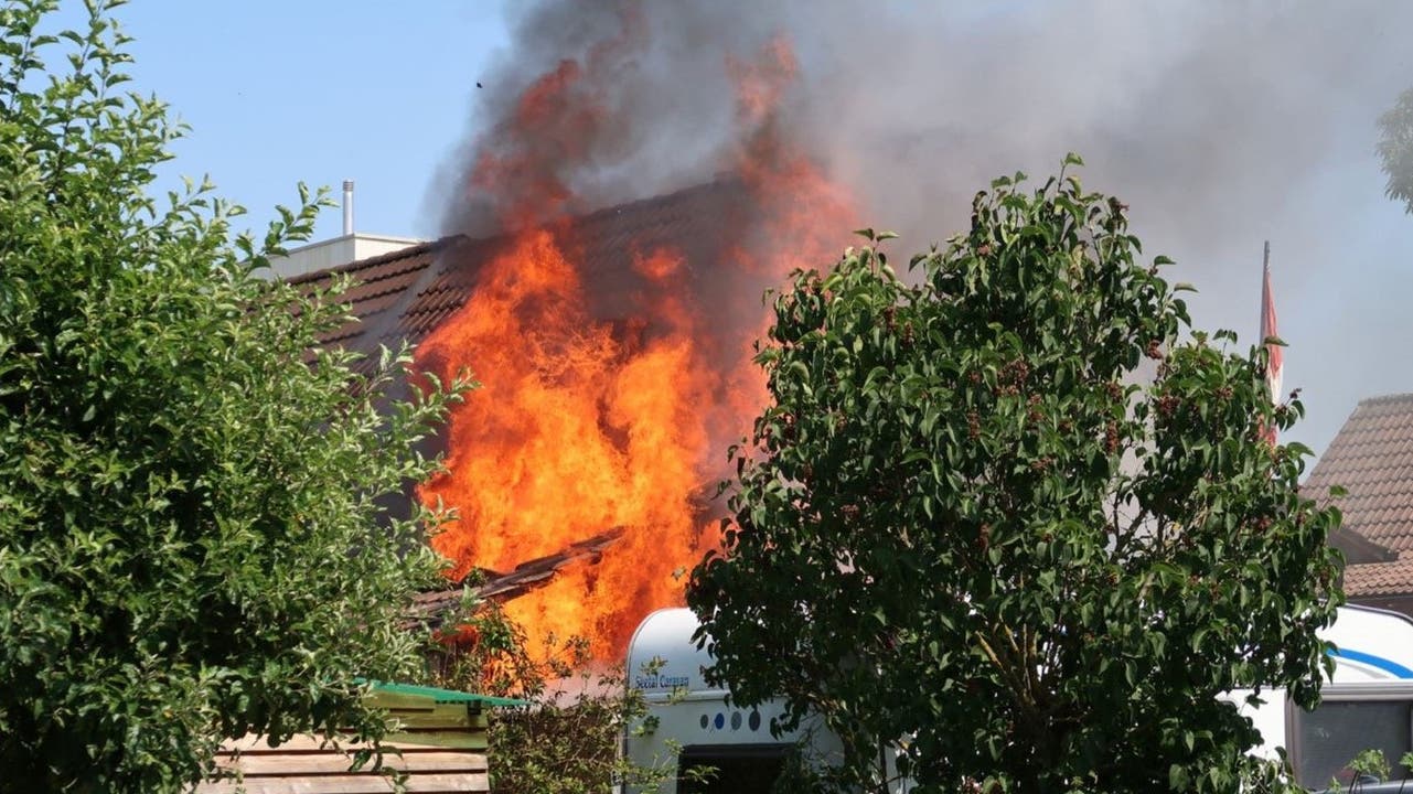 Zofingen AG, 26. Juni: In Zofingen Doppeleinfamilienhaus in der Rotfarbstrasse in Zofingen aus. Der Brand konnte gelöscht werden, doch er richtete einen beträchtlichen Sachschaden an. Personen befanden sich zur Zeit des Brandes keine im Haus.
