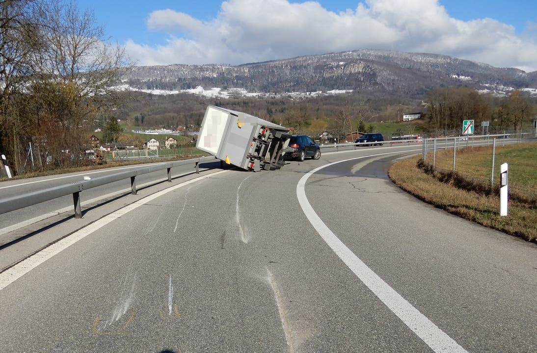 Wangen an der Aare SO, 5.Februar: Ein Personenwagenanhänger kippte in der Autobahnausfahrt auf die Mittelleiteinrichtung. Verletzt wurde niemand.