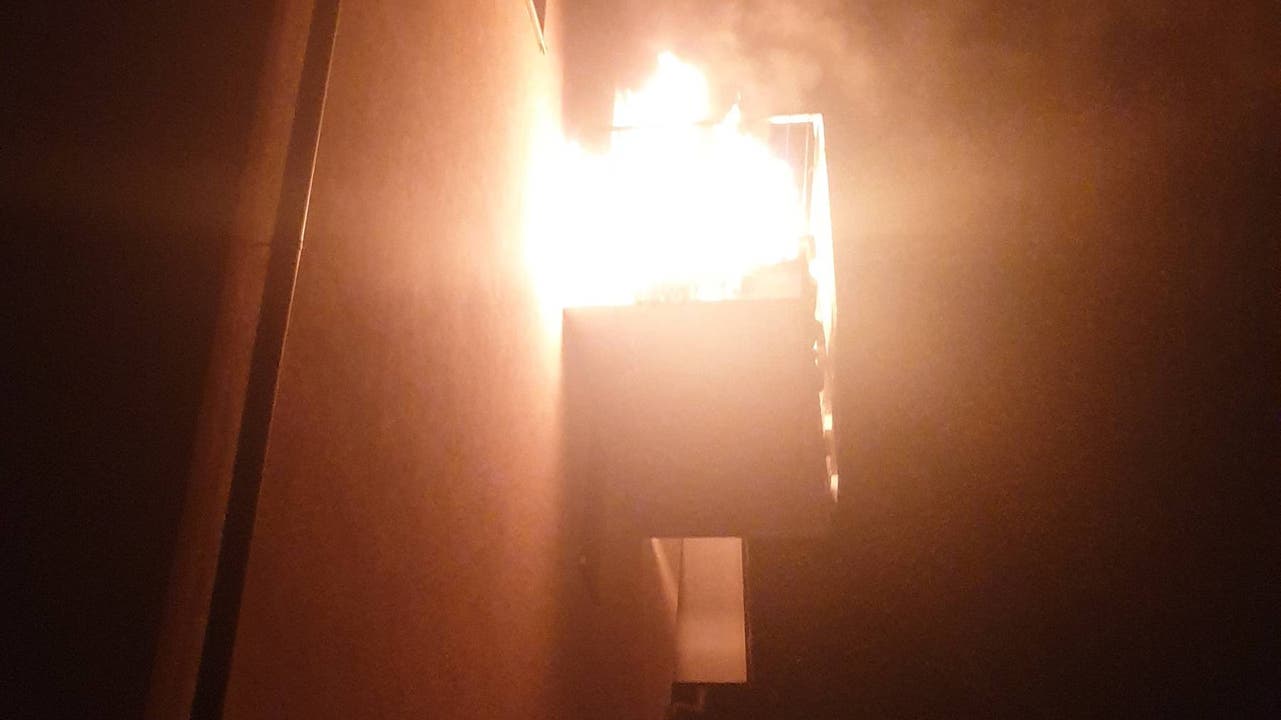 Safenwil AG, 21. Juli: In einem Mehrfamilienhaus bracht im obersten Stock auf dem Balkon ein Brand aus. Eine 26-jährige Frau musste jedoch infolge Rauchgasvergiftung ins Spital gebracht werden.