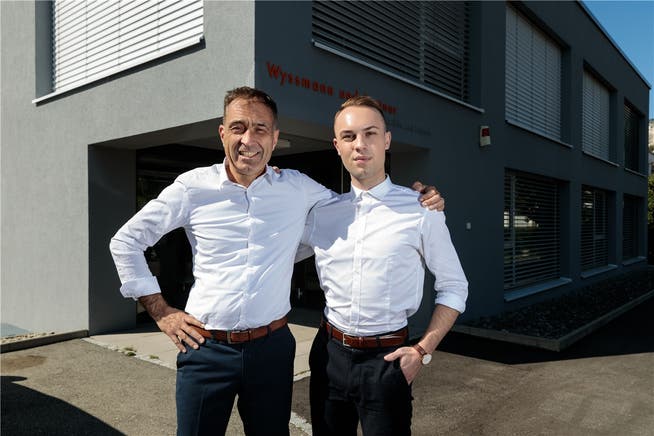 Partnerlook – Rémy und Patric Wyssmann vor Vaters Kanzlei in Oensingen.