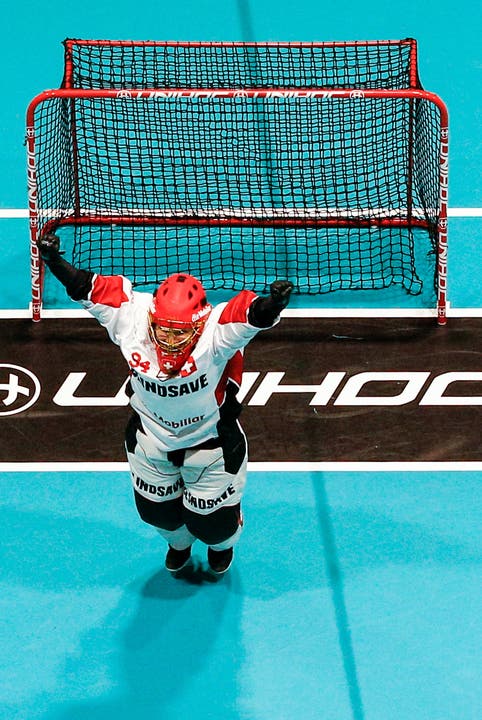 Die Freude dringt auch zu ihr durch: Goalie Lara Heini reckt ihre Fäuste befreit in Richtung Himmel.