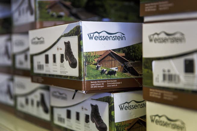 In den Landi-Shops werden Produkte mit der Marke Weissenstein angeboten – wie hier diese Wanderschuhe..