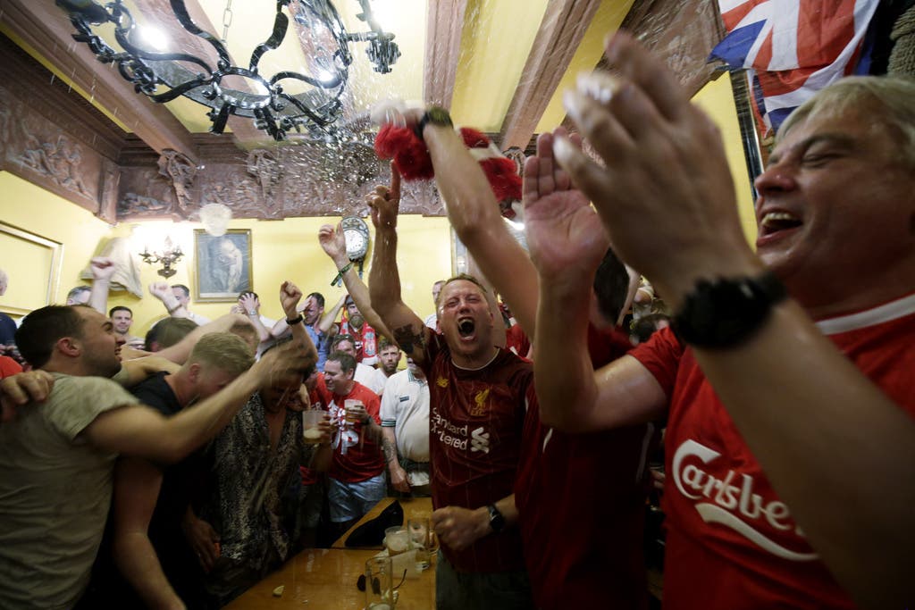Liverpool-Fans feiern feuchtfröhlich in einem Pub.