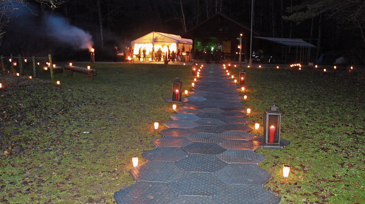 Über 1500 Lichtlein leuchteten den Weg durch den Wald