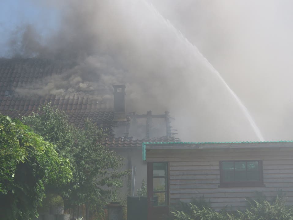 Ein Nachbar alarmierte am Mittwochnachmittag via Feuerwehrnotruf 118 die Kantonale Notrufzentrale (KNZ).