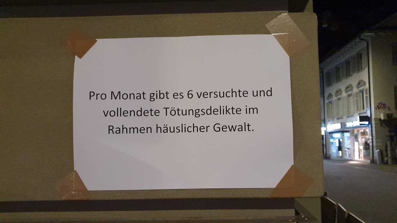 Die SP Frauen machten in Baden mit aufgeklebten Plakaten und Kreidebotschaften auf die Thematik der Gewalt an Frauen* aufmerksam.