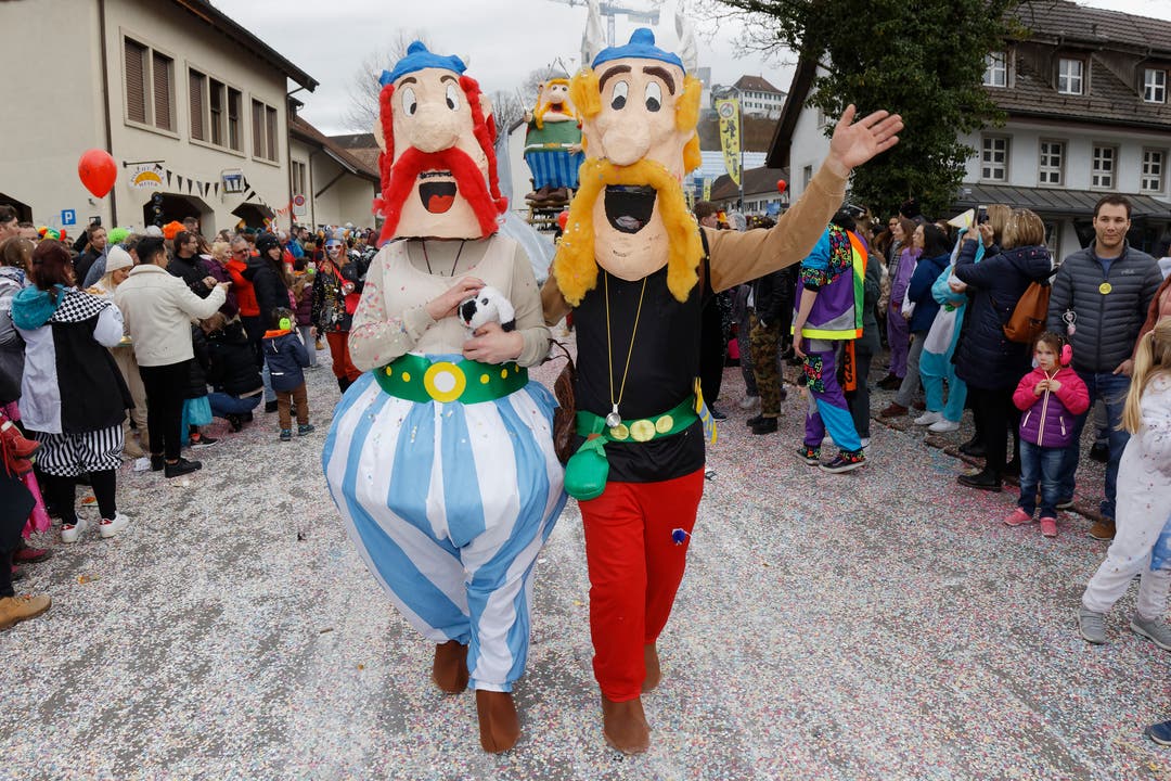 Asterix und Obelix besuchen den Würenlinger Fasnachtsumzug.