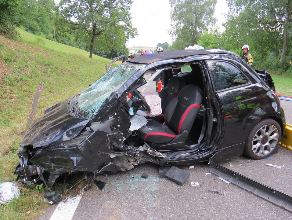 Endingen AG, 29. Juli: Eine 52-jährige Automobilistin kam zwischen Endingen und Tegerfelden von der Strasse ab. Nach einer heftigen Kollision mit einem Baum überschlug sich der Wagen.