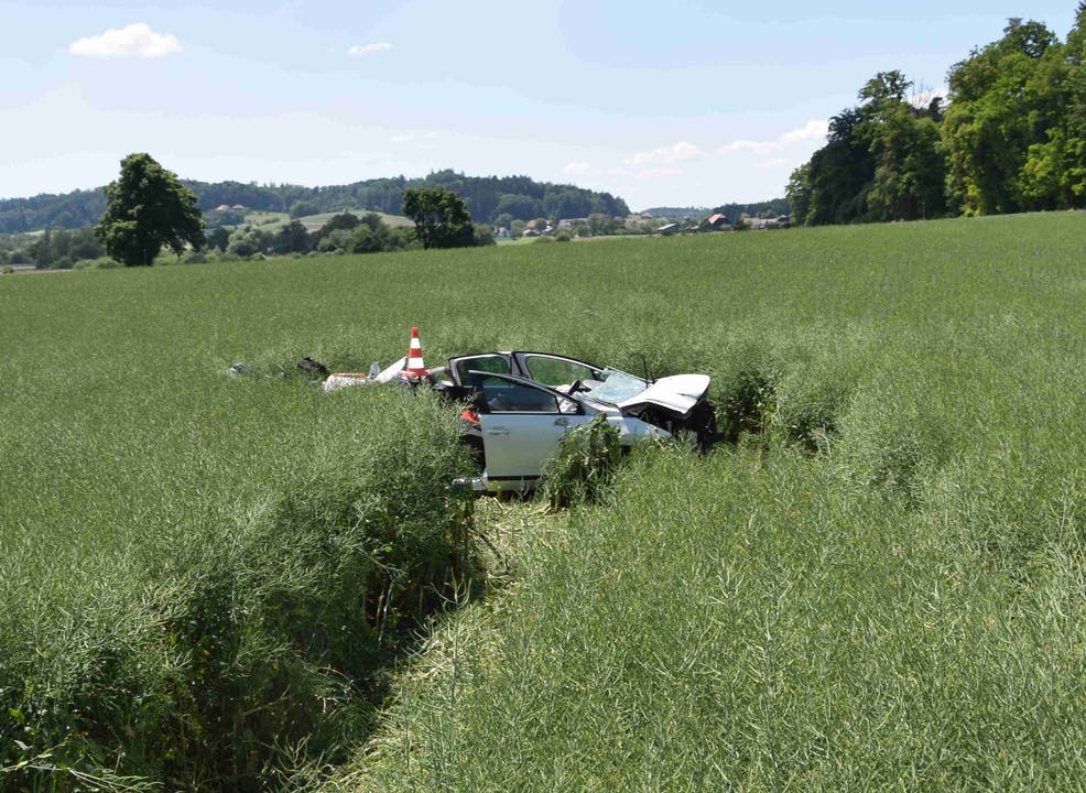 Schnottwil SO, 20.Mai: Eine Lenkerin verlor die Kontrolle. Das Auto geriet in ein angrenzendes Feld und überschlug sich mehrfach.