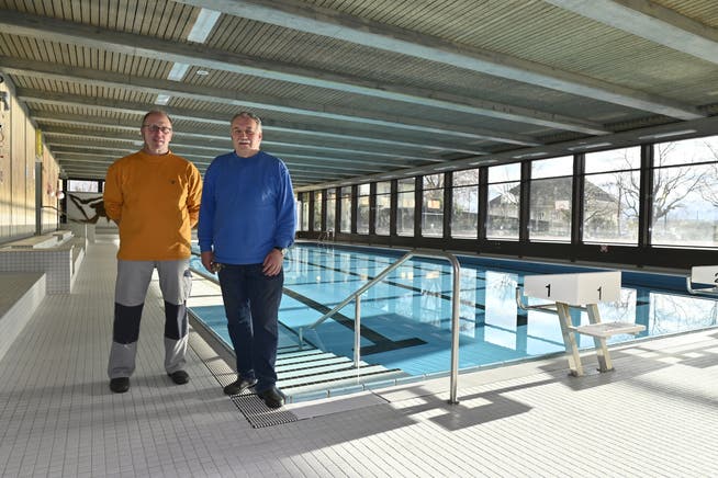 Thomas Staufer (links) und Rolf Keller betreuen die Schwimmhalle.