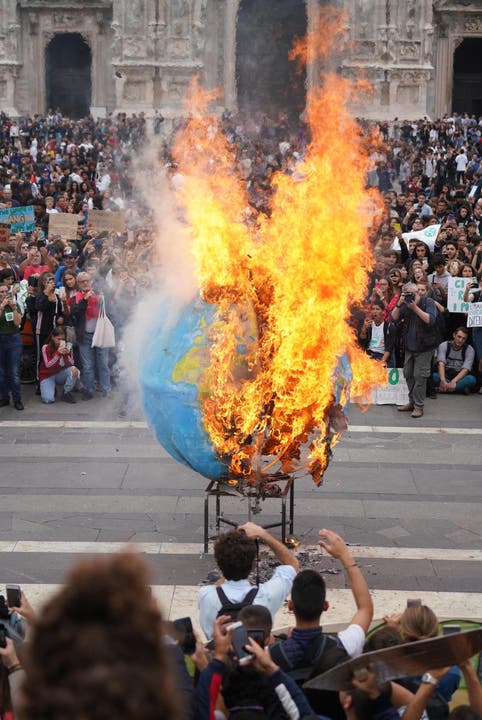 In Milan brennt der Globus. (EPA/NICOLA MARFISI)