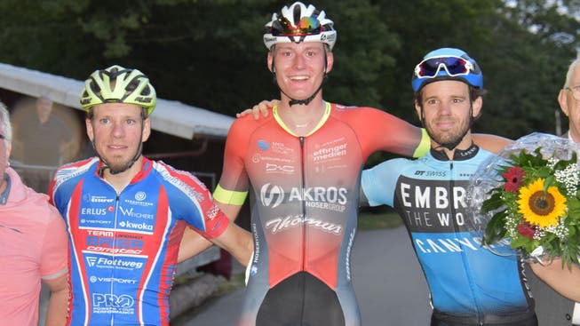 Jonas Döring (M.) gewann vor Marcel Weber (l.) und Matthias Plattner (r.) das 600. Brugger Abendrennen.