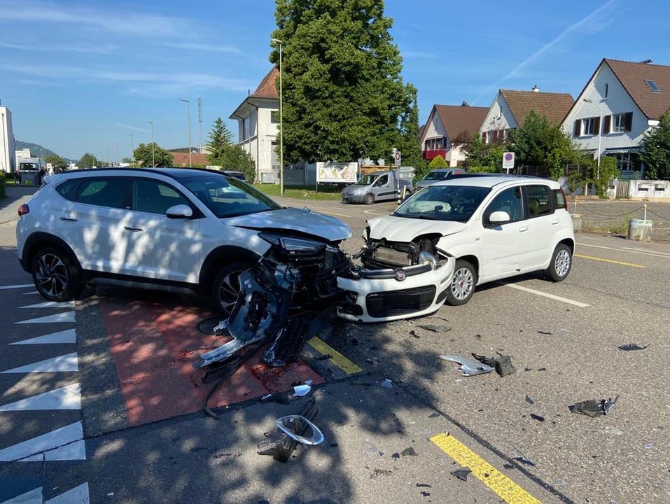 Pratteln BL, 26. Mai: Auf der Rheinstrasse ereignete sich eine Kollision zwischen zwei Personenwagen. Eine Person wurde verletzt.