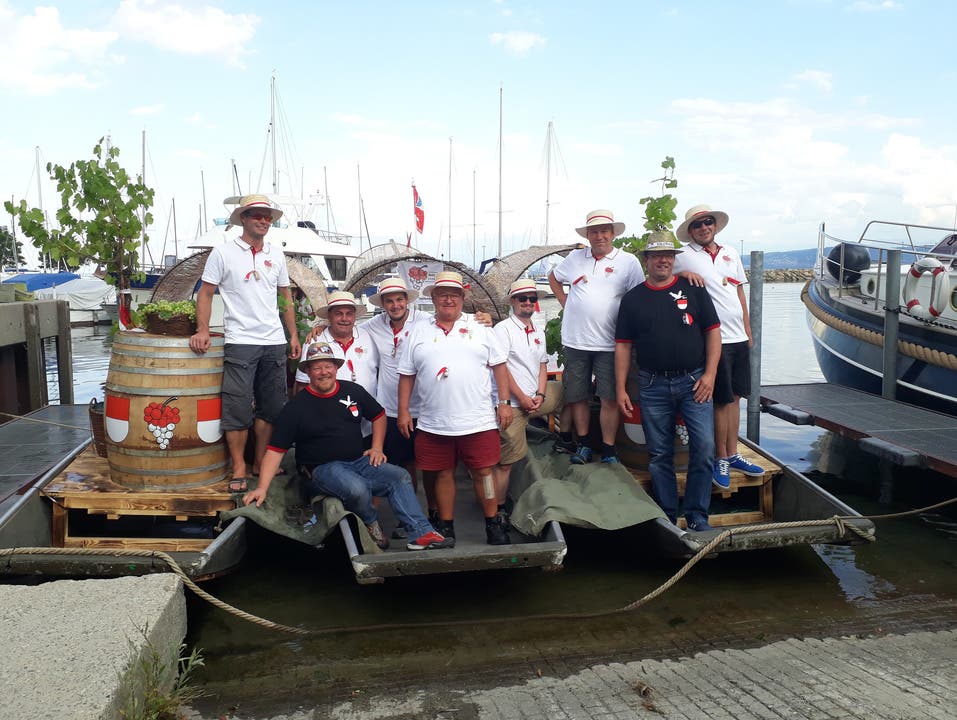 Gruppenbild der Solothurner Sportspontoniere, die das Boot sicher steuern.