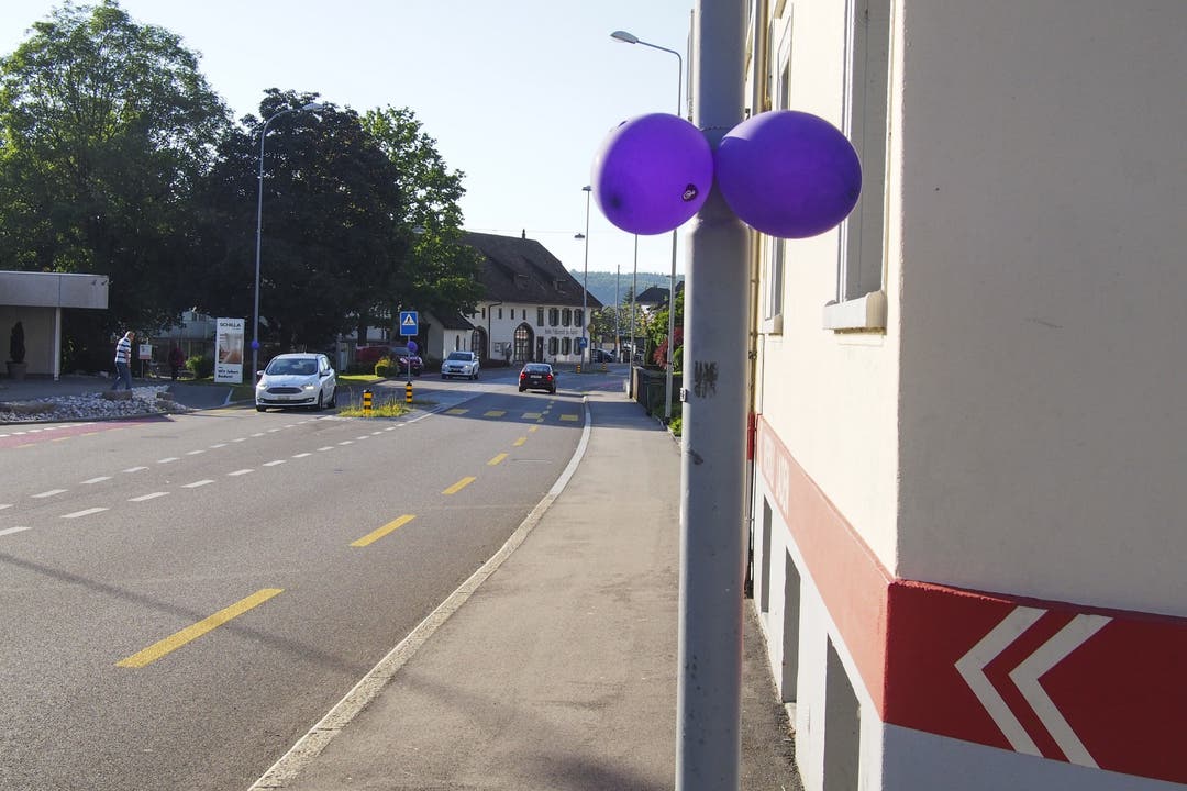 An verschiedenen Orten in der Gemeinde brachten sie violette Ballone mit dem Frauenstreik-Aufkleber an.
