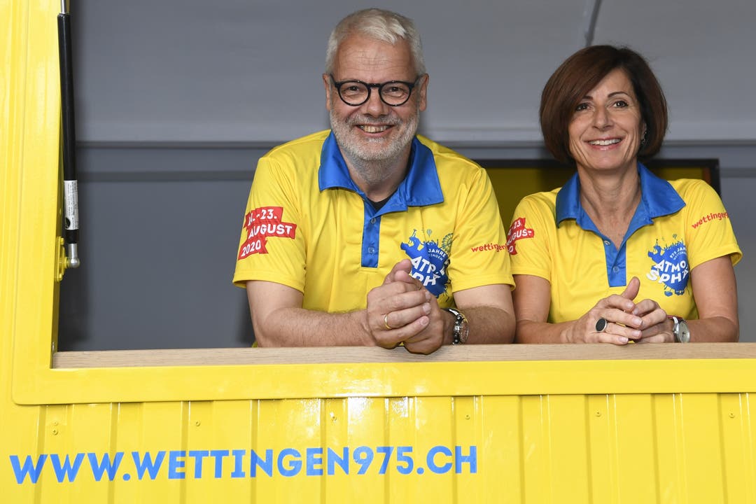  OK-Praesident Paul Koller (links) und Ursula Oeschger praesentieren "Wettingen 975".