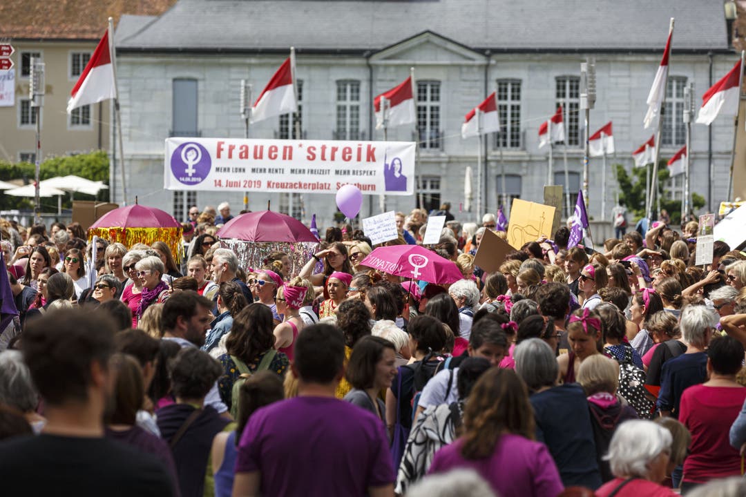 Frauenstreik 2019: In Solothurn versammeln sich Frauen aus Grenchen, Olten und Solothurn zur Kundgebung