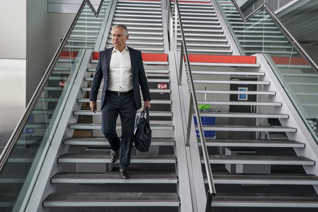 FCB-Sportchef Ruedi Zbinden geht die Treppe zum Gate runter.