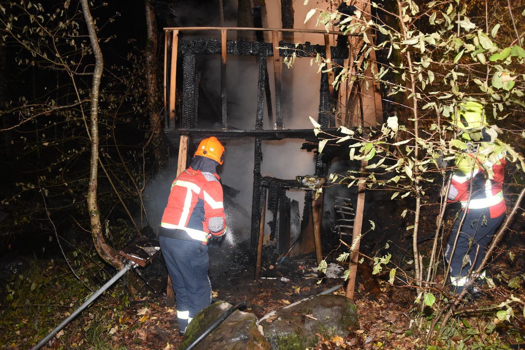 Alt St. Johann SG, 10. November: Eine Waldhütte brennt in der Nacht komplett ab. Der Sachschaden ...