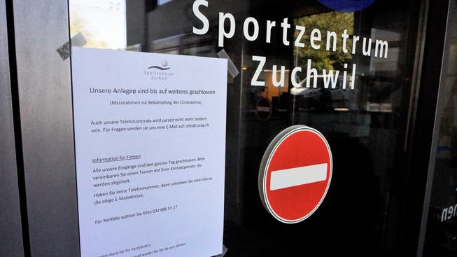 Eingangstüre zum Sportzentrum Zuchwil: Der vollständige Stillstand kostet die Sportzentrum AG und damit Zuchwil viel Geld.