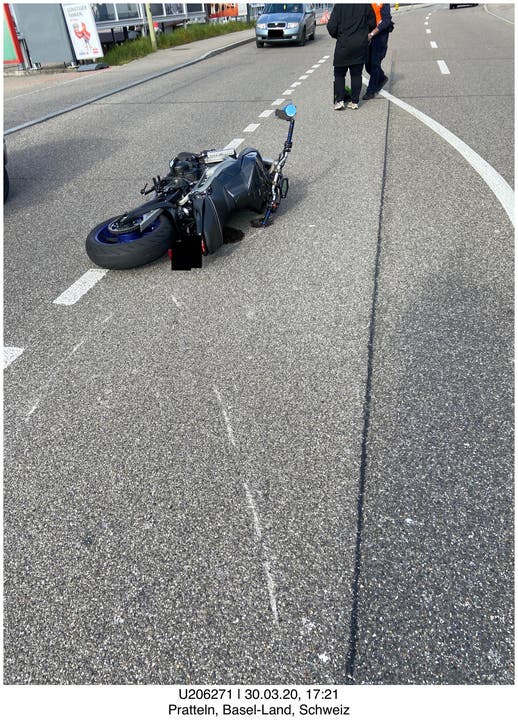 Pratteln BL, 30. März: Selbstunfall: Motorradlenker stürzt beim Einbiegen auf die Straße.