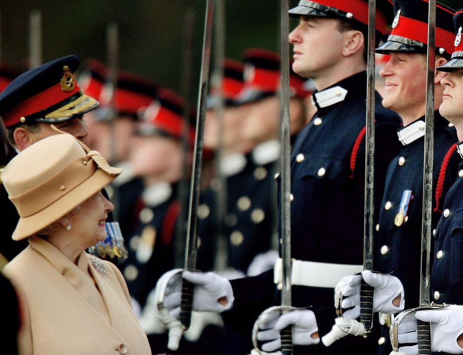 Wie viele Militärparaden Elizabeth auf der ganzen Welt inspiziert, zählt wohl niemand. Diese im April 2006 dürfte ihr besonders gefallen: Ihr Enkel Harry steht stramm und kann sich das Grinsen nur schwer verkneifen.