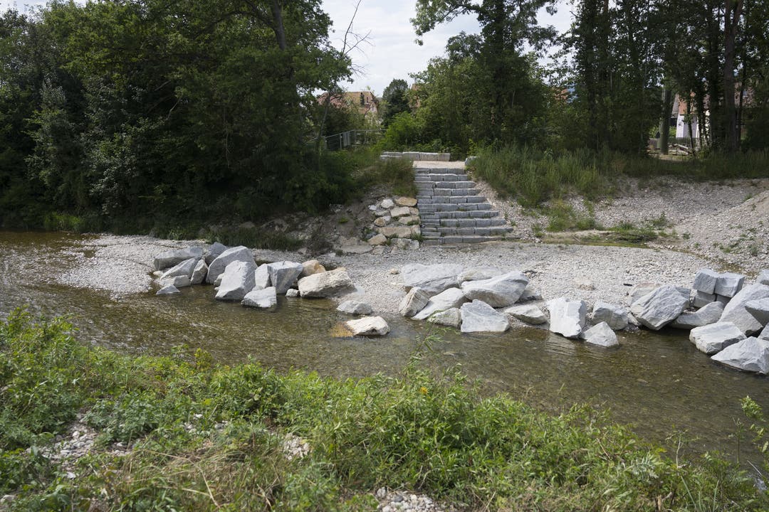 Eine neue Steintreppe führt ans Wasser
