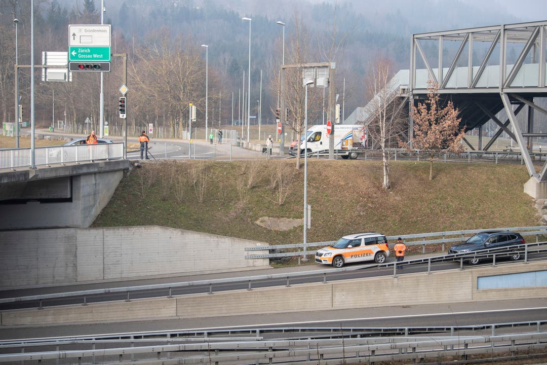 Donald Trump fährt von Davos nach Zürich, weil Nebel eine Helikopter-Landung verunmöglichen würde. Hier sichern Polizisten eine Brücke über der A1.