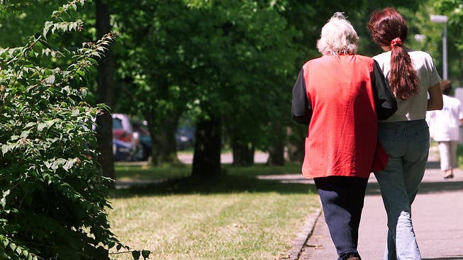 Ausländische Pflegerinnen sind für manche Menschen einen günstige Alternative zum Altersheim.