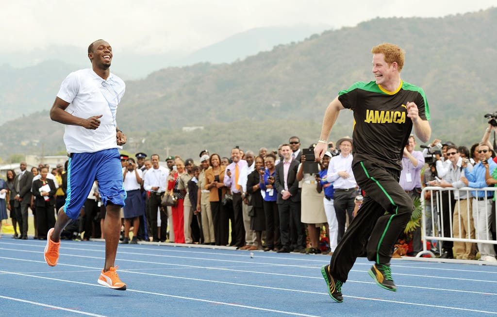 Das diamantene Thronjubiläum (60 Jahre) verbringt die Queen 2012 mit Reisen durch Grossbritannien. Harry ist stattdessen Teil der Jubiläumstour durch Commonwealth-Staaten. In Jamaika vergnügt er sich bei einem Rennen gegen Sprint-Star Usain Bolt.