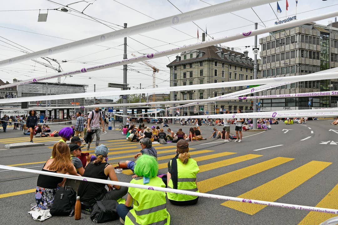 Blockiertes Zürcher Central am Frauenstreik am Freitag, 14. Juni 2019.