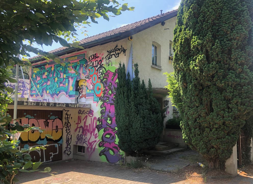 Graffitikünstler haben sich auf der Fassade temporär verewigt.