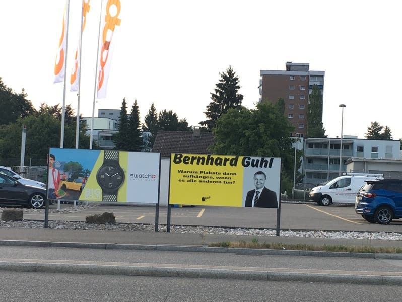 BDP-Nationalrat Bernhard Guhl wandert nicht mit, lacht aber von der Plakatwand in Rheinfelden. Ist das jetzt langweilig, aber gut?