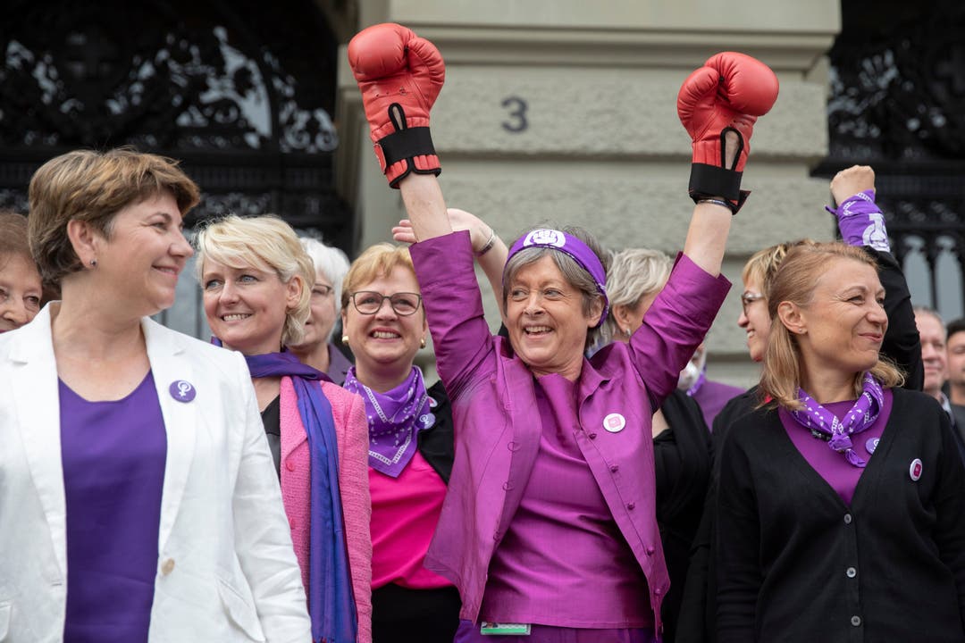 Bundesrätin Viola Amherd (links) und die Nationalrätinnen Isabelle Moret, Edith Graf-Litscher, Margret Kiener Nellen und Yvonne Feri (von links) kommen während einer Unterbrechung im Parlament zu den streikenden Frauen auf den Bundesplatz.