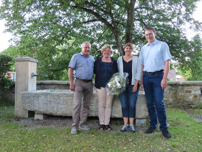 Verabschiedung von Herbert Schluep (links), mit Ehefrau Erika Bader und Simone und Rolf Iseli (Vizegemeindepräsident).