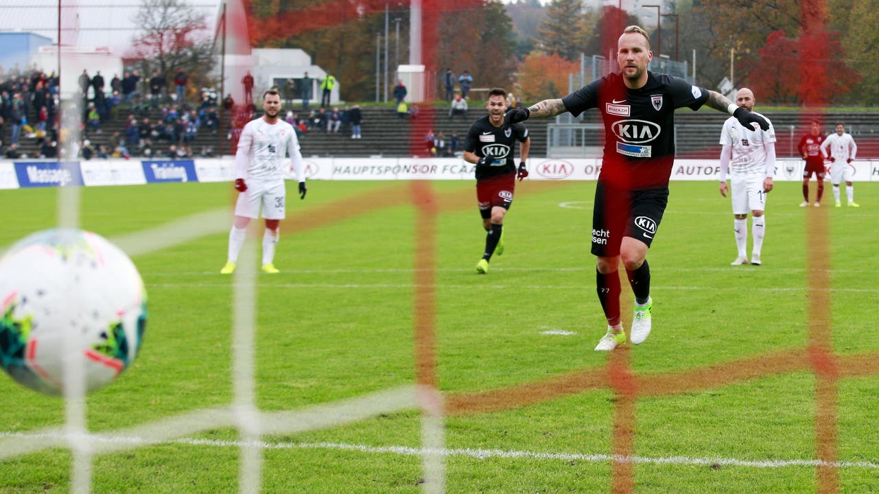 Markus Neumayr trifft per Elfmeter zum 1:1 für den FC Aarau.