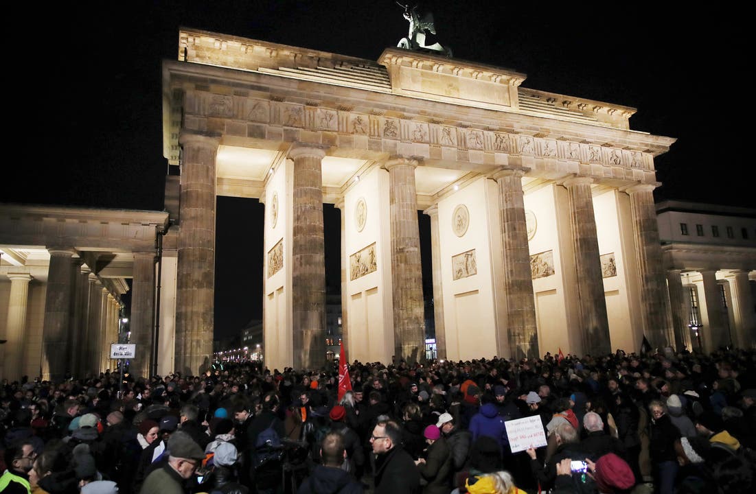 Rund um das Brandenburger Tor in Berlin versammelten sich zahlreiche Menschen zu einer Mahnwache.