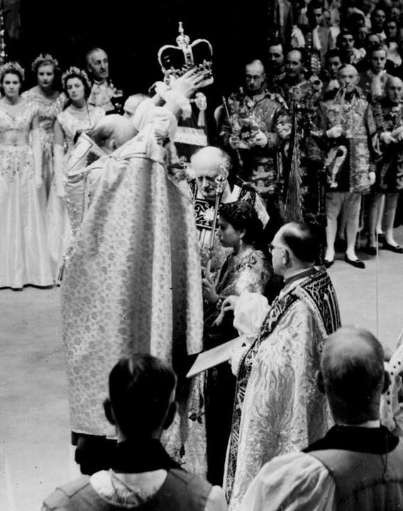 Elizabeth wird über ein Jahr später, am 2. Juni 1953, gekrönt. In der Westminster Abbey erhält sie vom Erzbischof von Canterbury Krone und Zepter.