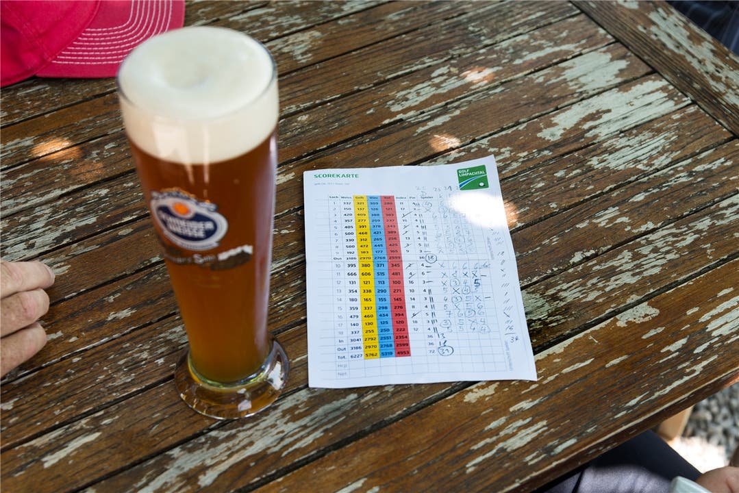 Bei einem Bier kann die Skorekarte studiert werden