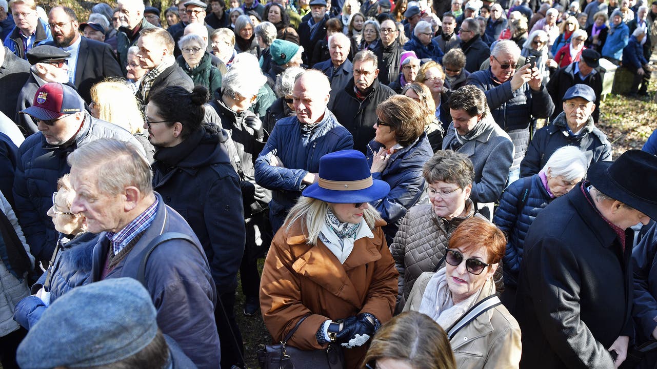 Viele Menschen sind gekommen, um den Opfern des Flugzeugabsturzes vor 50 Jahren in Würenlingen zu gedenken.