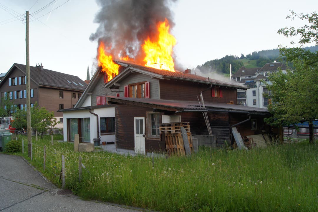 Unterägeri ZG, 1. Juni: In einem Mehrfamilienhaus ist am frühen Morgen ein Feuer ausgebrochen. Verletzt wurde niemand. Die Brandursache ist noch unklar. Das Haus ist nicht mehr bewohnbar.