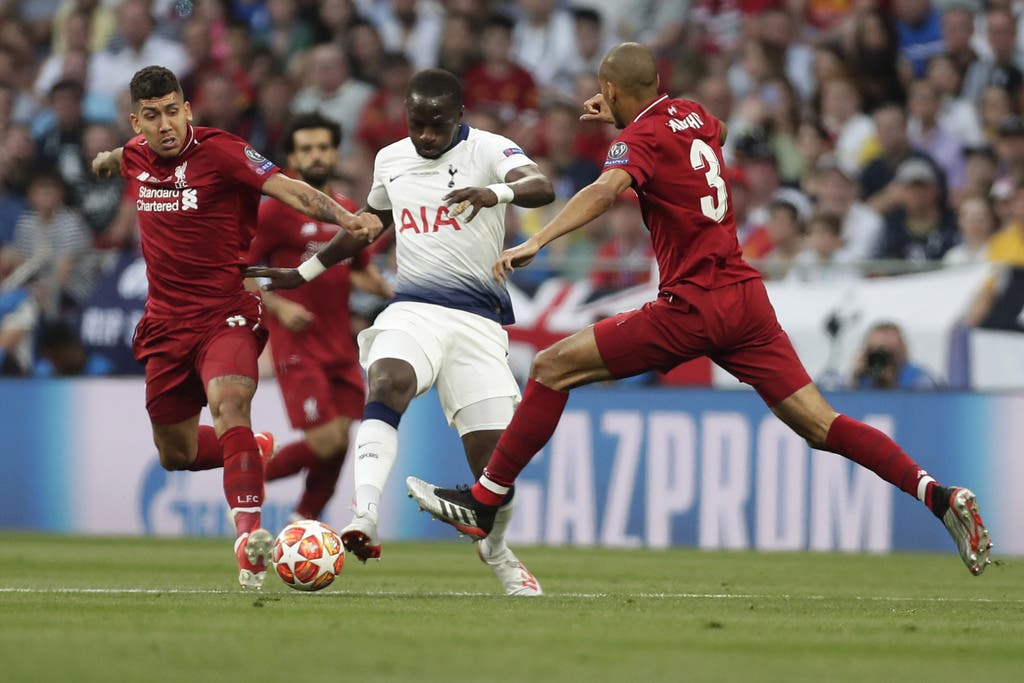Tottenhams Moussa Sissoko (M.) bekommt es gleich mit zwei Liverpool-Spielern zu tun.