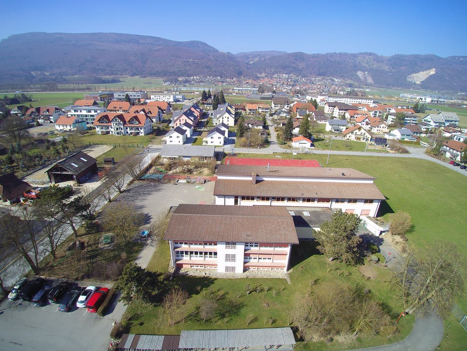 Das Schulhaus Niederbuchsiten in seiner heutigen Form. Linde Schulanlagen Ortsbild Niederbuchsiten