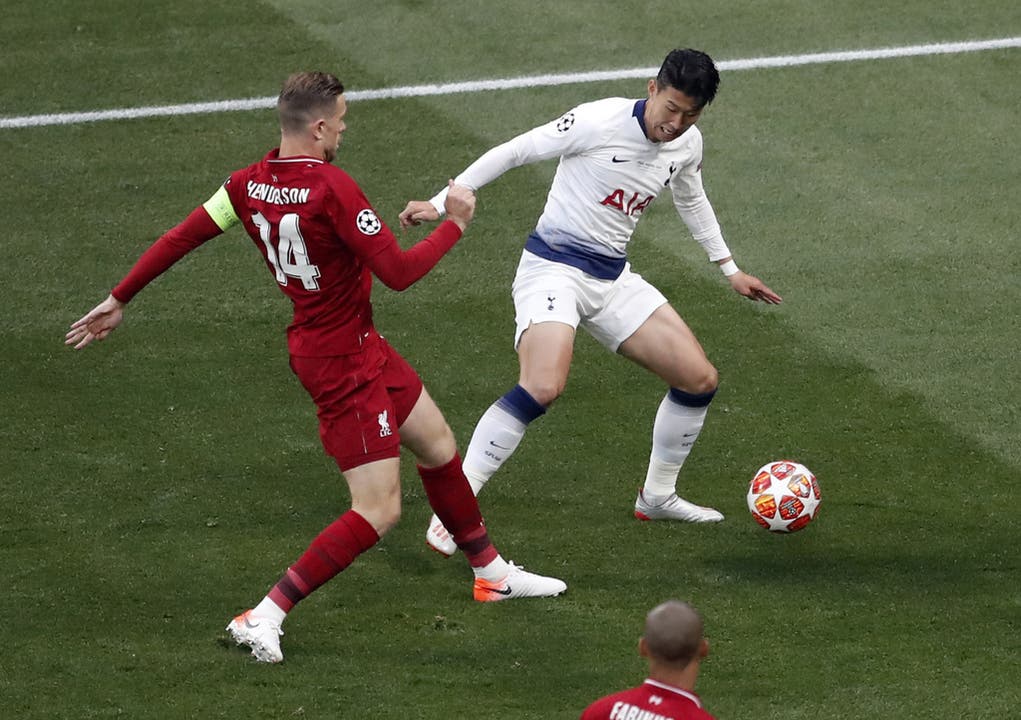Liverpool-Captian Jordan Henderson (l.) und Tottenhams Son Heung-min duellieren sich um die Kugel.