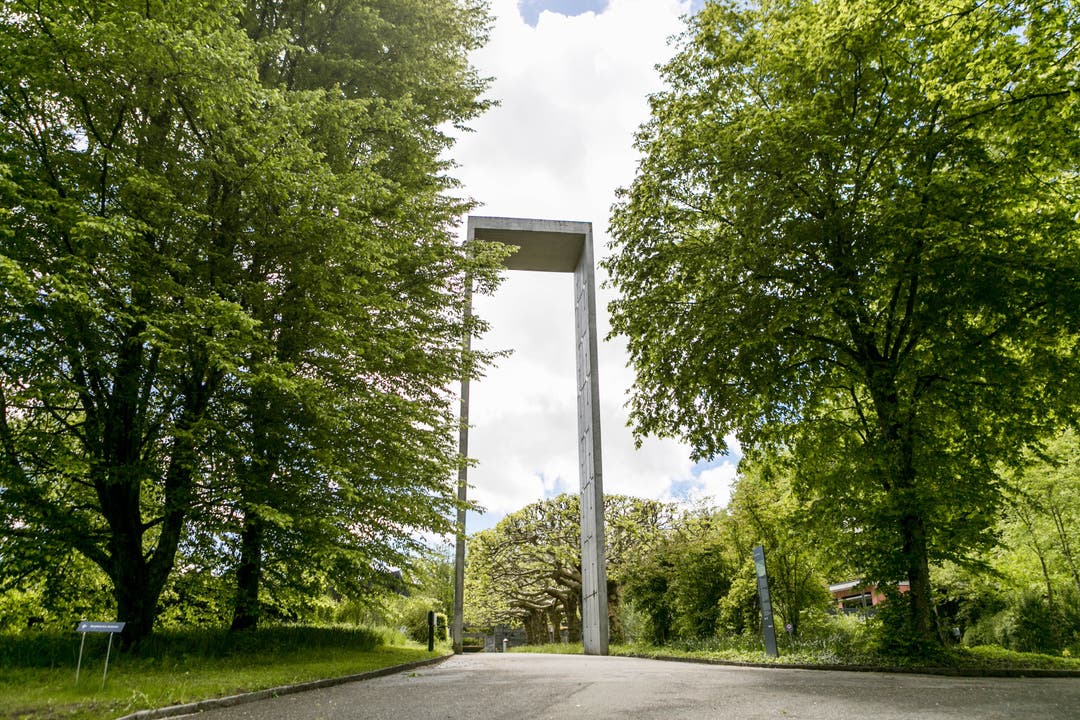 Friedhof Liebenfels Von 1957 bis 1959 wurde dieses imposante und 14 Meter hohe Betontor erstellt, das den eindrücklichen Eingang zum Friedhof Liebenfels markiert.