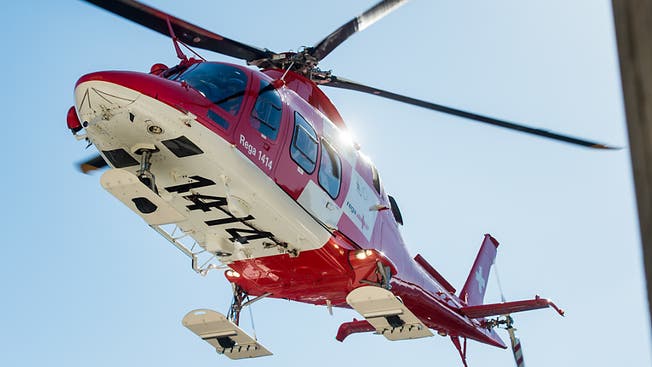 Die Velofahrerin wurde beim Sturz so stark verletzt, dass sie mit dem Rettungshelikopter ins Spital geflogen werden musste. (Symbolbild)