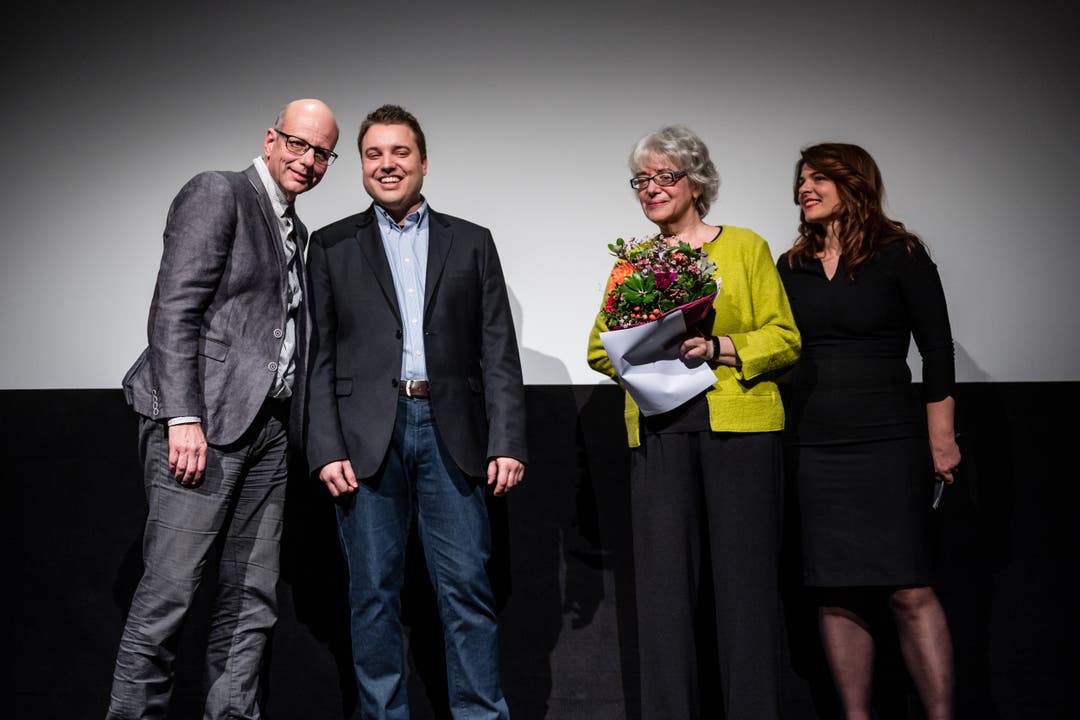 Die Direktorin war natürlich auch bei den Preisverleihungen präsent. Hier am Montag beim «Prix d'honneur» mit Matthias Lerf (Journalist), Simon Wiedmer (Gemeindepräsident Kriegstetten) und Preisgewinnerin Bea Cuttat.